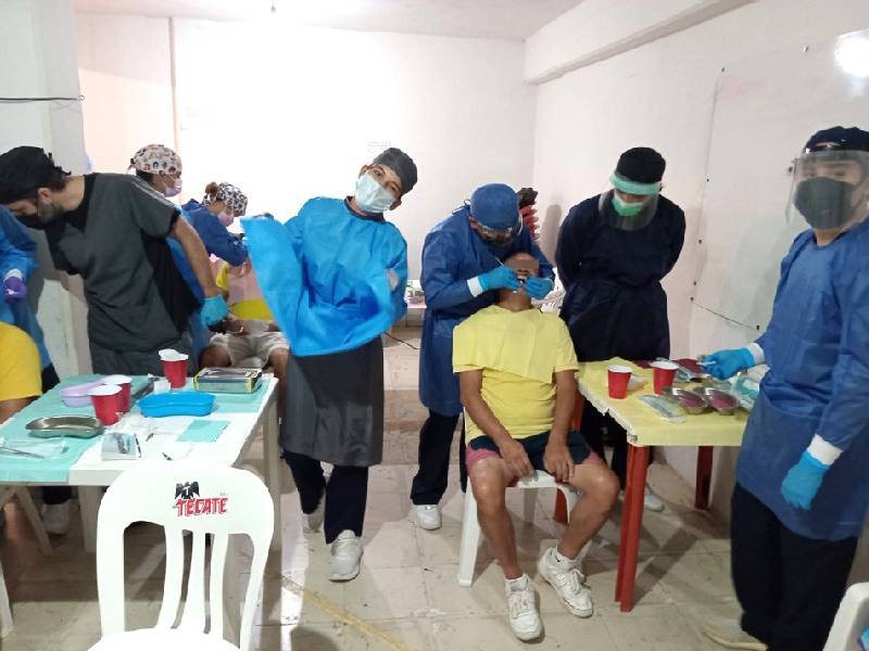 Alumnos de Odontología de la Anáhuac atienden a internos del penal