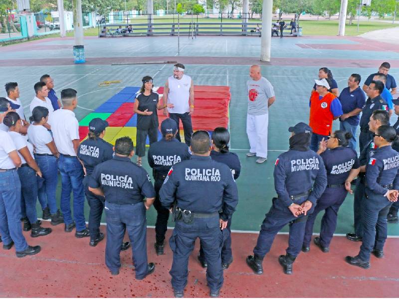 Instructores extranjeros de visita en Cozumel dan clases de defensa a policías