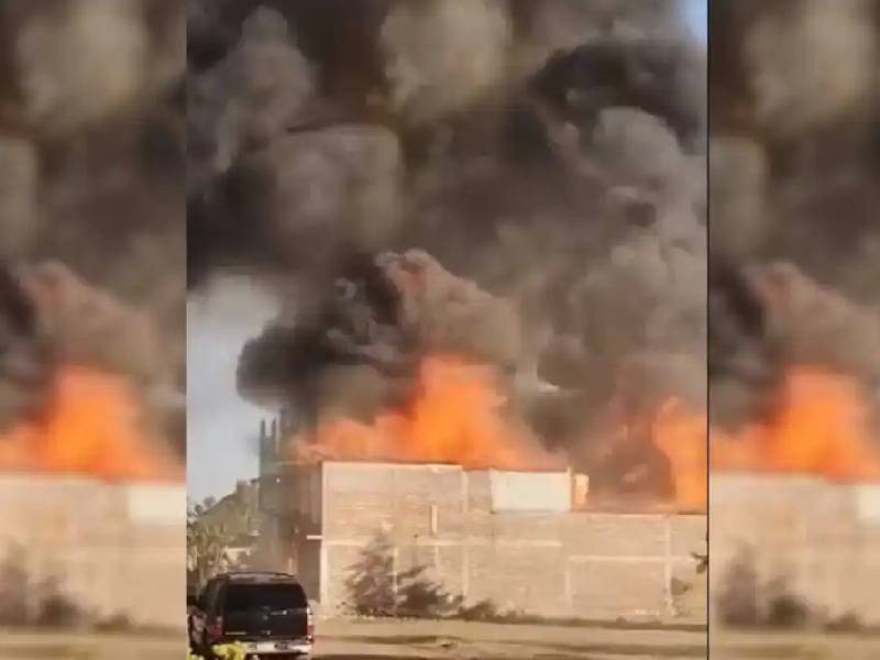 VIDEOS: Se registra incendio en bodega de Tulancingo, Hidalgo