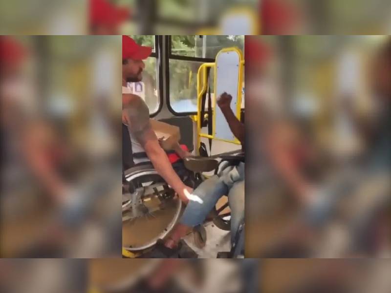 VIDEO: ¡Por el lugar reservado! Sujetos en sillas de ruedas pelean en autobús