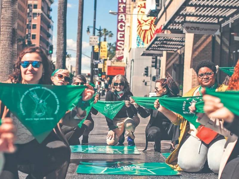 Marea Verde pide aborto voluntario desde Los Ángeles