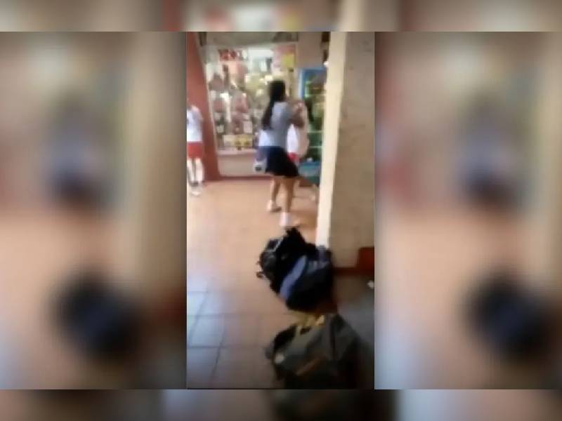 Captan riña entre alumnas en Michoacán; una quedó inconsciente