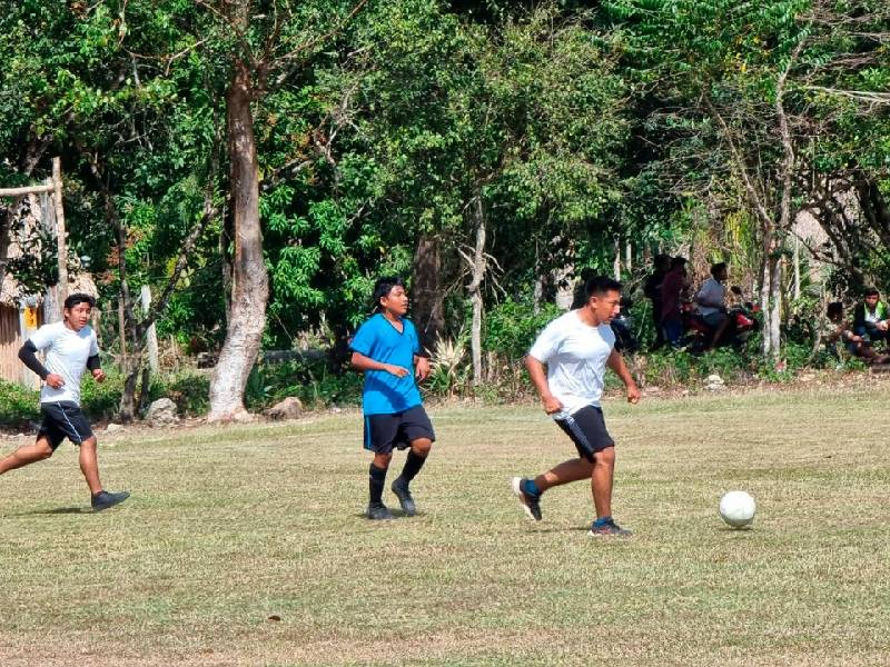 Alumnos mayas sostienen encuentro deportivo