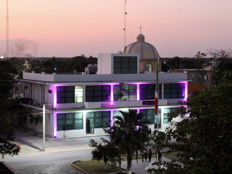 Iluminan palacio municipal de Puerto Morelos con motivo del día internacional de la mujer