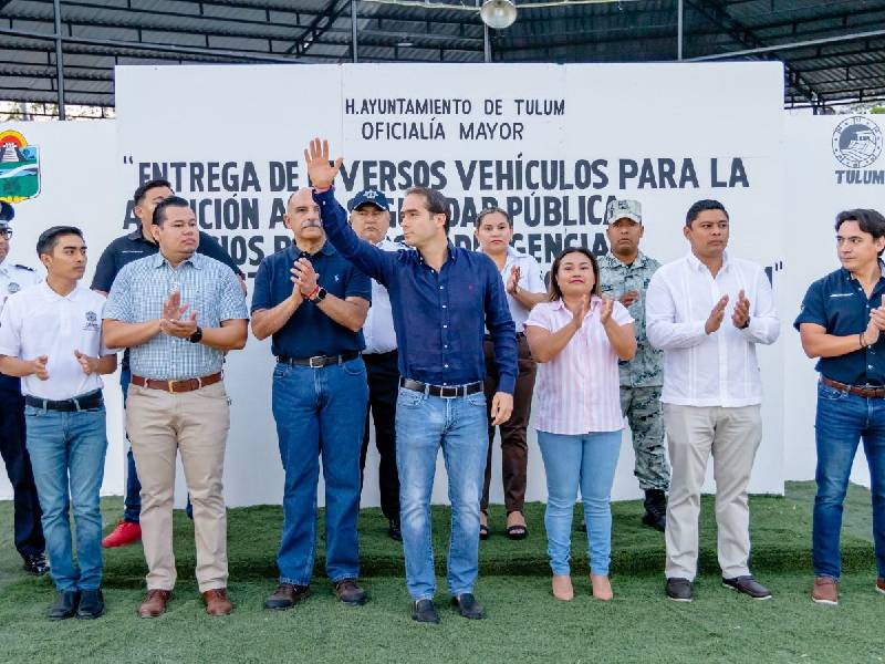 Diego Castañón entrega nuevos vehículos para brindar servicios de calidad a familias de Tulum
