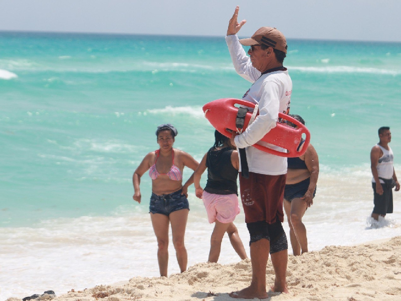 Vigila Protección Civil la seguridad de los bañistas en playas de Cancún