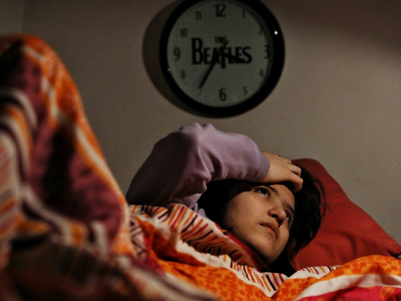 Uso nocturno de pantallas electrónicas aumenta riesgo de trastornos del sueño_ Issste