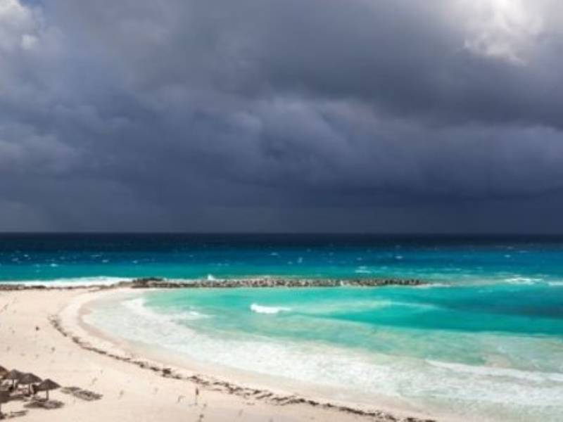 Cielo medio nublado con lluvias y chubascos en Quintana Roo