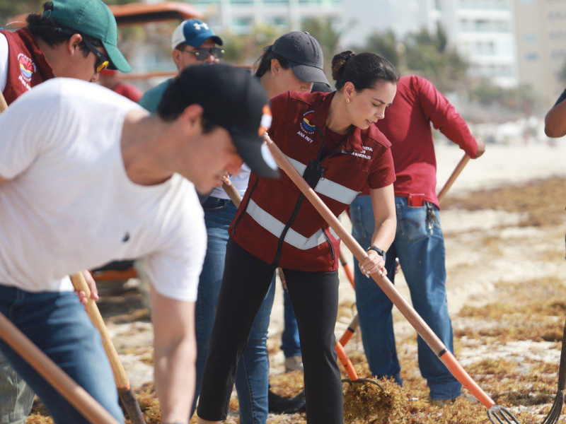 Ana Paty refuerza limpieza de playas de Cancún en temporada vacacional