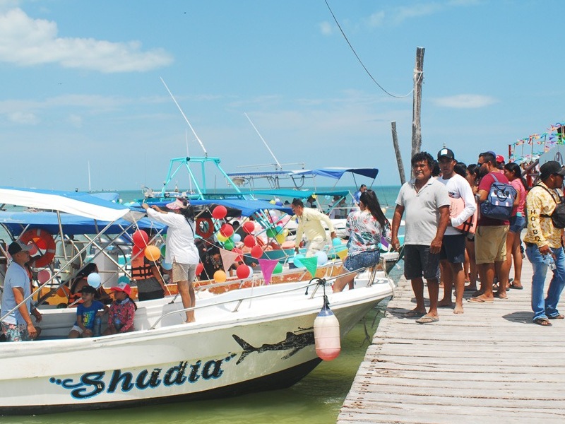 Decenas de embarcaciones acompañan recorrido de San Telmo