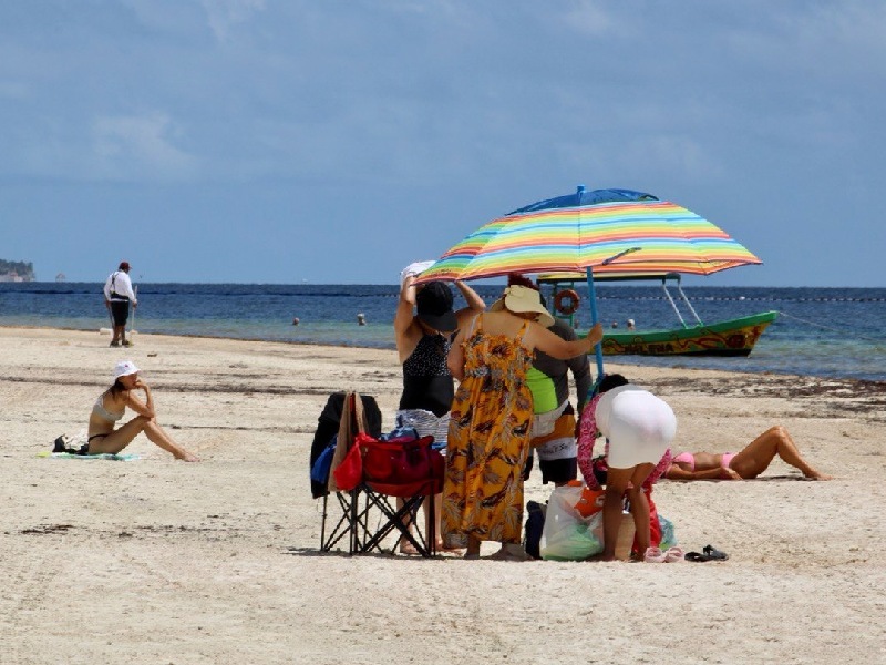 Intensifican la limpieza de playas en Puerto Morelos