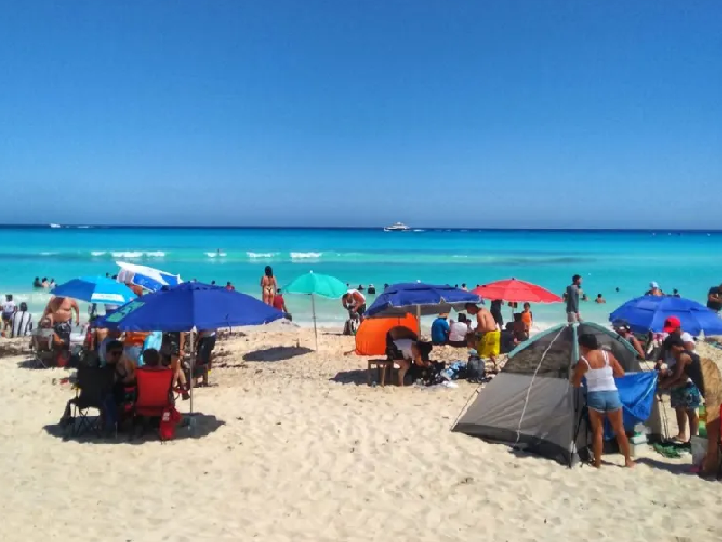 Cientos de turistas abarrotaron las playas de #Cancún al igual que los balnearios