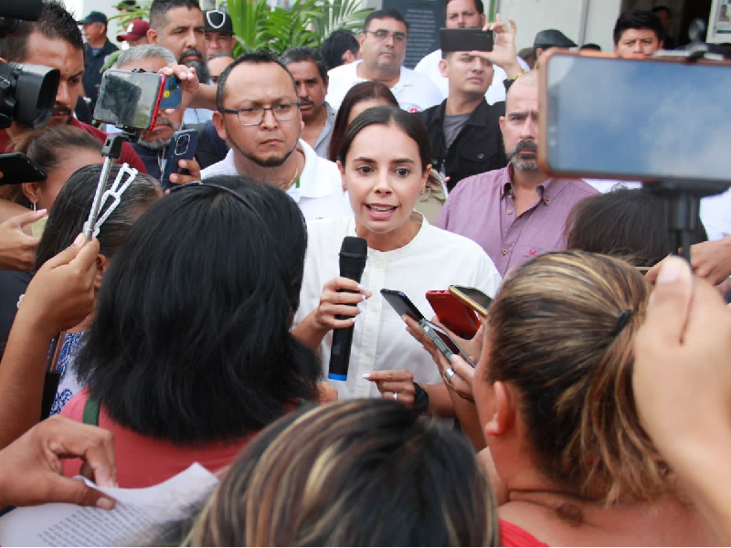 Atiende Ana Paty Peralta a ciudadanos de colonias no municipalizadas