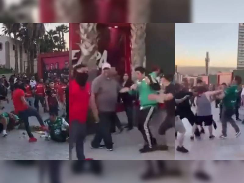 Videos. Aficionados de Xolos y León pelean en las afueras del estadio