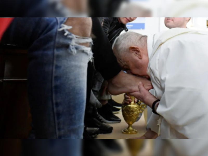 ¡Tradición! El papa lavó los pies a doce detenidos por Jueves Santo