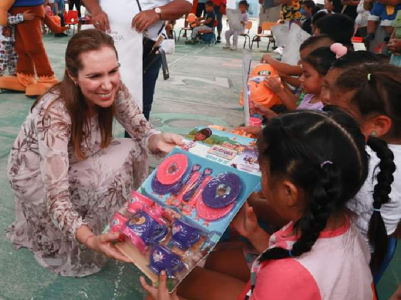 Atenea Gómez entrega juguetes a las niñas y niños de Isla Mujeres