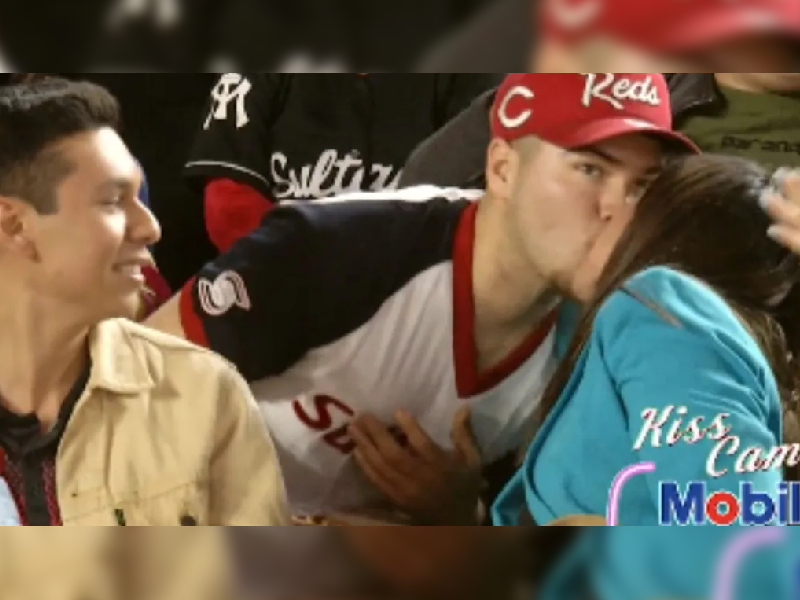 Ignora a su amigo y se besa con un desconocido en la Kiss Cam del beisbol
