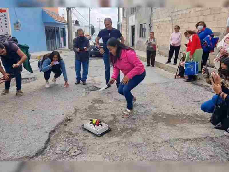 Bache en Pachuca cumple 20 años; vecinos lo festejan con un pastel