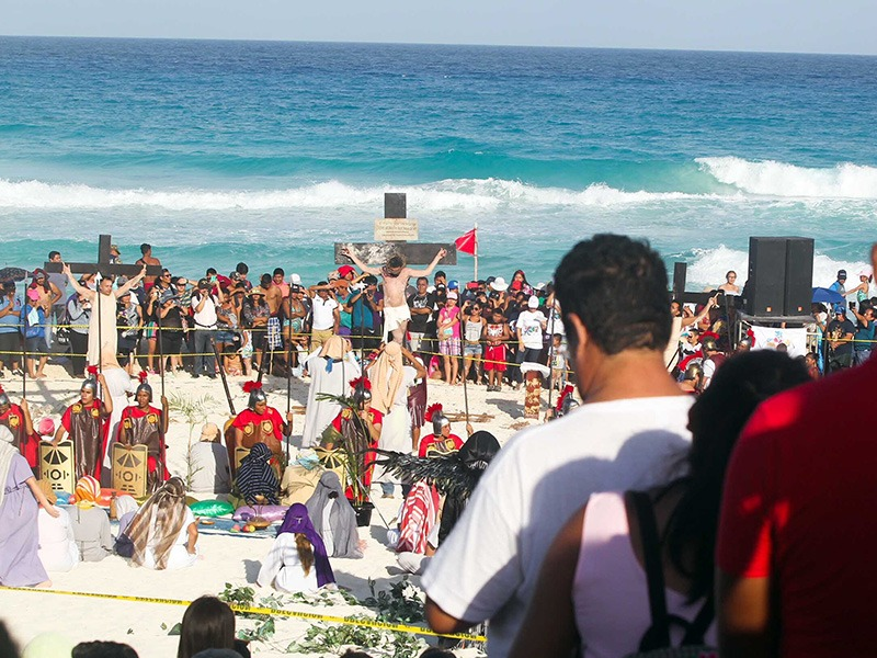 Comunidad católica de Cancún repetirá Viacrucis en Playa Delfines