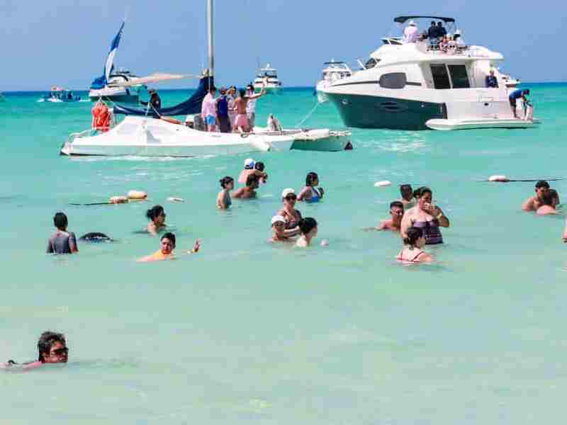 Turistas disfrutan de playas limpias y seguras en Isla Mujeres