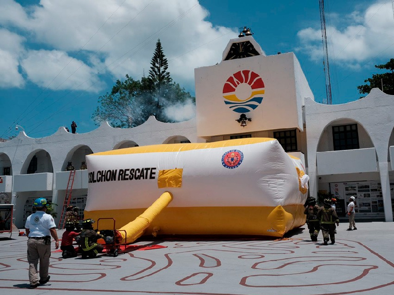 Bomberos de Cancún estrenan colchón de rescate durante un simulacro