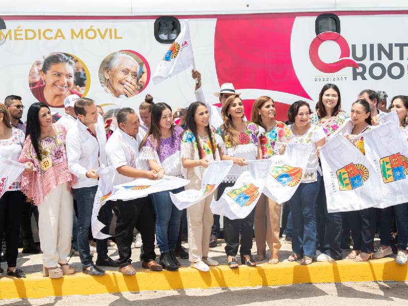 Mary Hernández junto a Mara Lezama dan el banderazo de inicio de los servicios medicos moviles