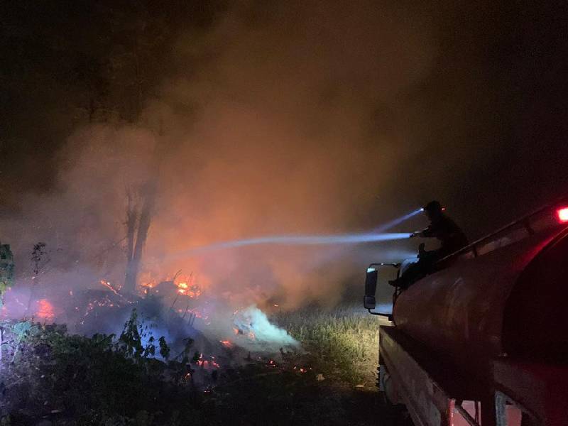 Bomberos combaten incendio de 12 hectáreas de maleza en Bacalar