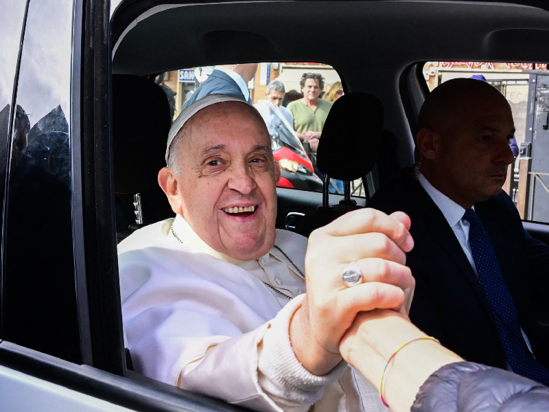 “Aún estoy vivo”: Papa Francisco tras salir del hospital