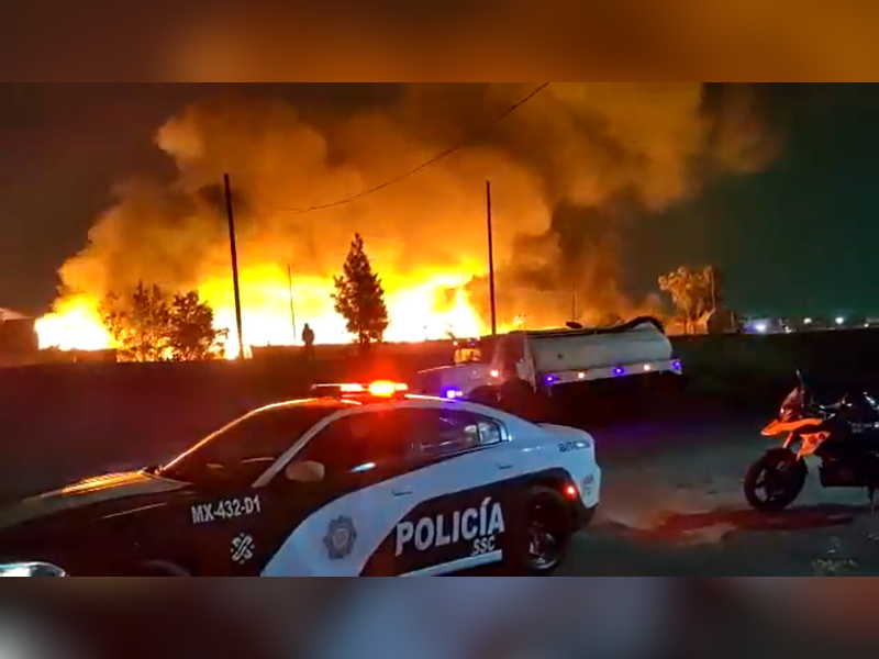 Se registra fuerte incendio en la Central de Abastos de la CDMX