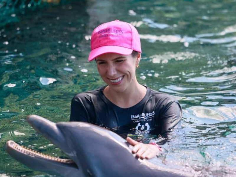 Atenea firma convenio con Dolphin Discovery se darán terapias con delfines