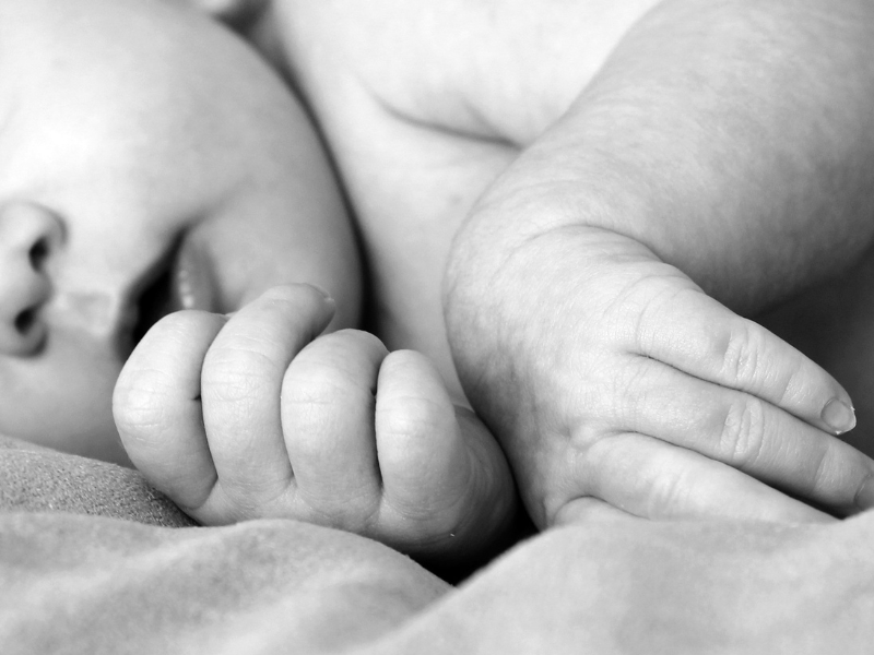 Nace el primer bebé con ADN de 3 papás en Reino Unido