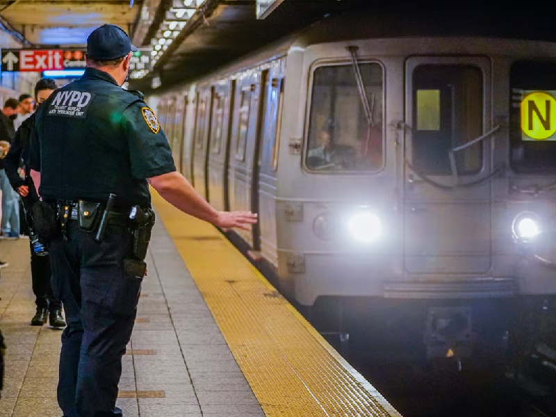 Muere hombre en el metro de NY tras ser sometido por un pasajero