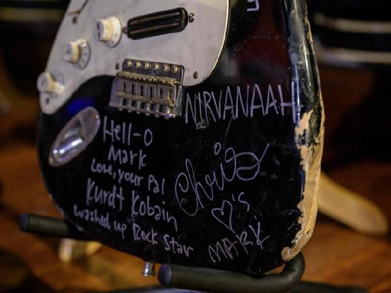 Guitarra destrozada, vendida por casi 600 mil dólares