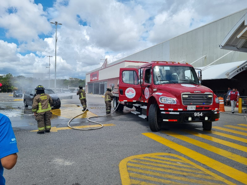 Se incendia vehículo en estacionamiento de plaza comercial de Cancún
