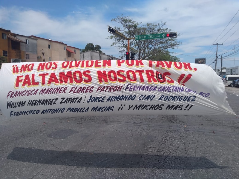 Mujeres y familiares de personas desaparecidas bloquean avenida en Cancún