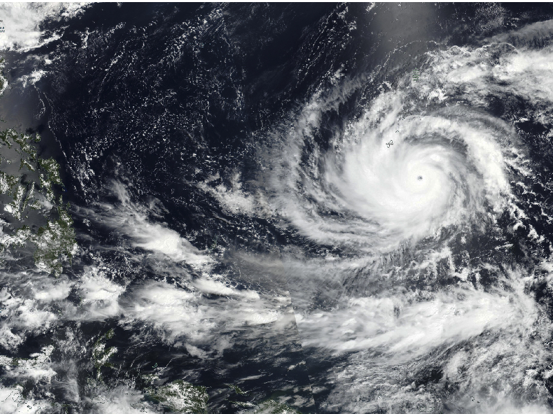 Tifón Mawar azota la isla de Guam