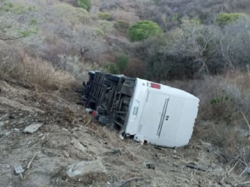 Autobús cae a barranco; viajaba el equipo infantil de futbol de Colima