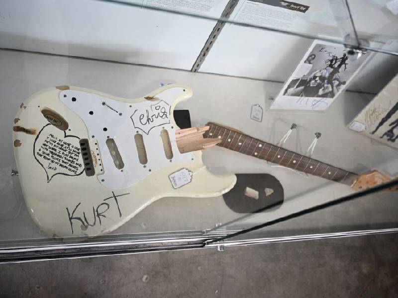 Guitarra destrozada por Kurt Cobain será subastada