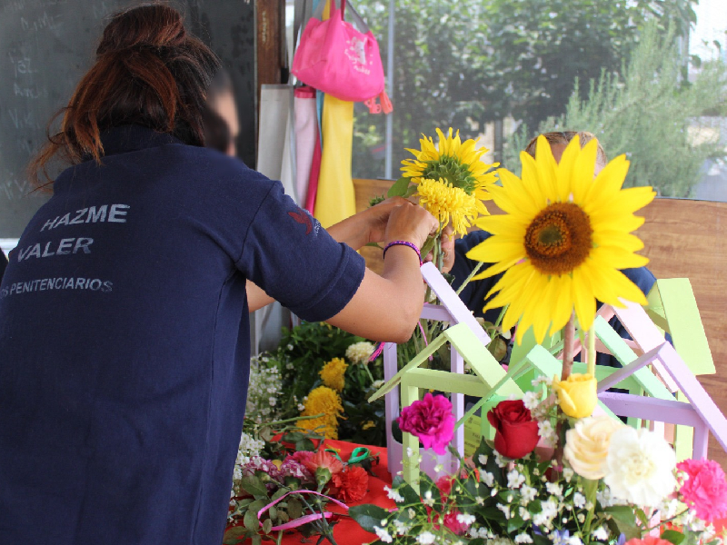 Mujeres recluidas en penal de Santa Martha elaboran arreglos florales