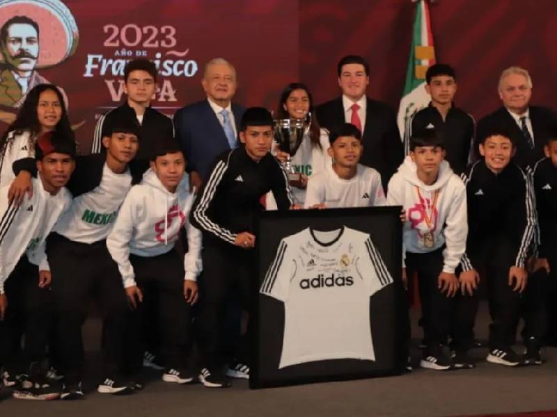 AMLO recibe a los niños que ganaron el torneo World Challenge Del Real Madrid