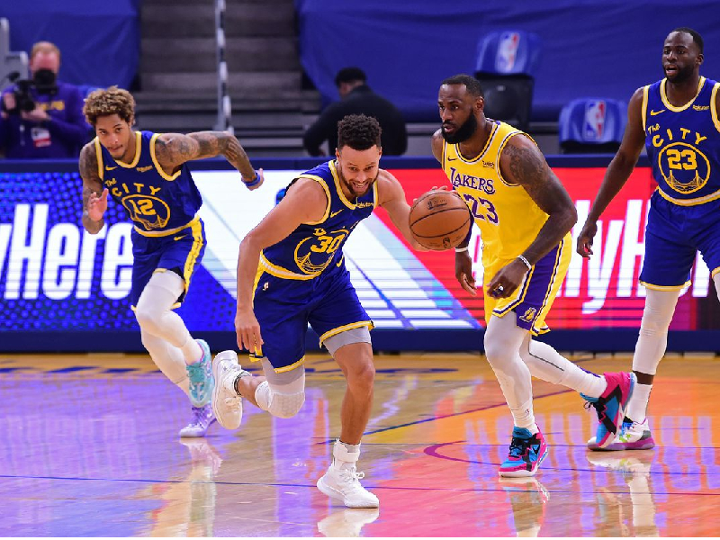 Los Warriors forzan a los Lakers para el juego 6 en los playoffs