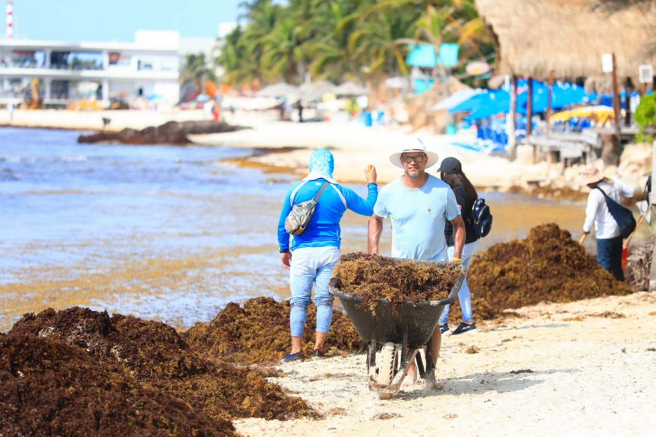 Personal de la Comuna, que encabeza Lili Campos, se sumó a la tarea de limpieza de playas para dejarlas aptas para el disfrute de la gente