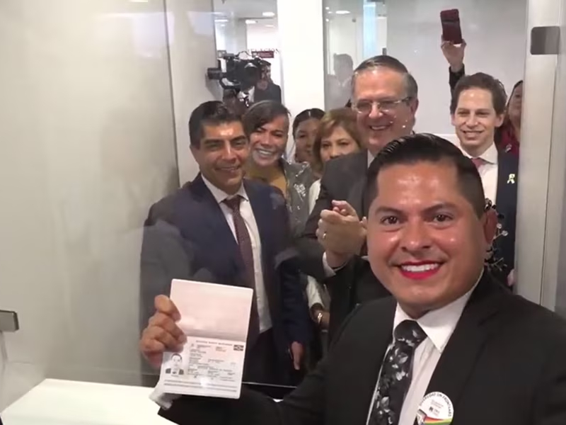 El secretario de Relación Exteriores, Marcelo Ebrard, entregó este miércoles el primer pasaporte no binario que se expide en el país.