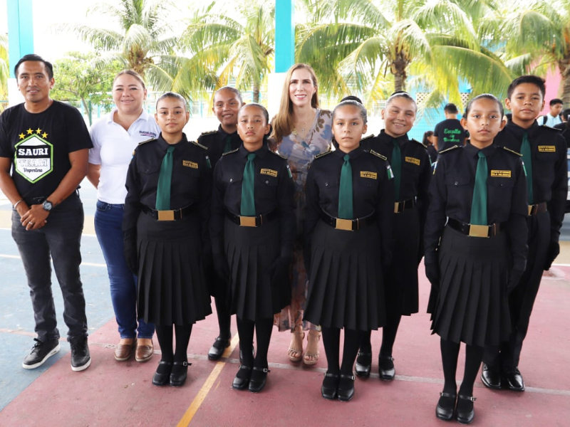 Atenea Gómez brinda apoyo a Escolta de Bandera que participará en Durango