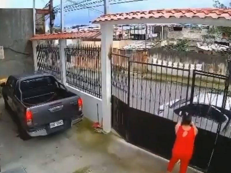 Captan en video presunto secuestro de mujer en Ecuador