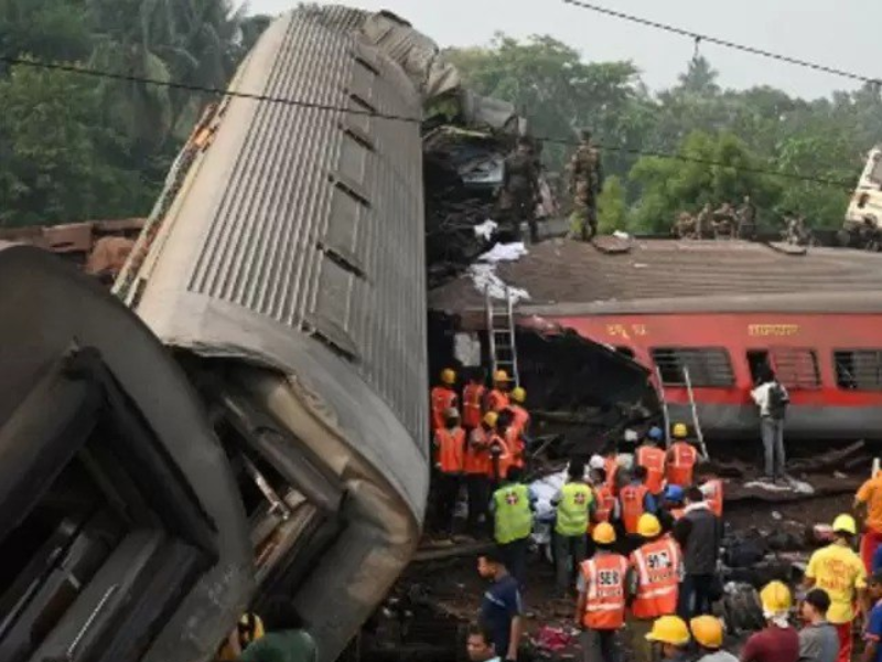 Gobierno identifica a los responsables del choque de trenes en India