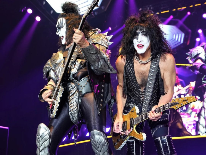 Kiss canta su versión de La Macaraena; se viraliza