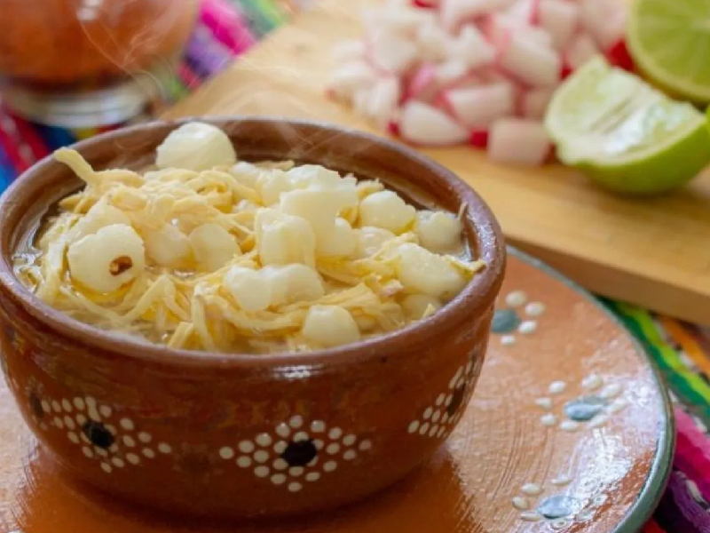 Pozole blanco, un manjar mexicano que celebra la tradición y sabor