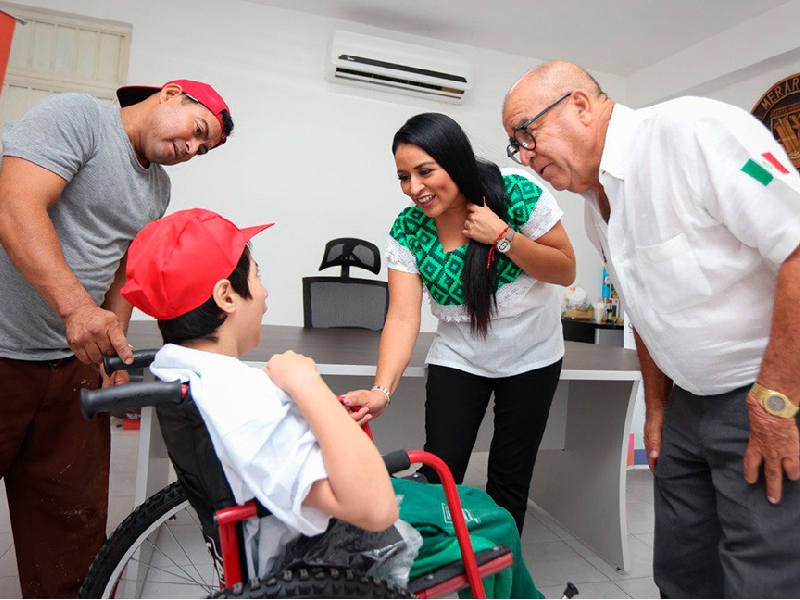Blanca Merari entrega sillas de ruedas donadas por el Rally Maya