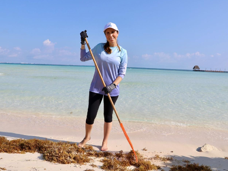 Atenea Gómez encabeza limpieza de playas en Isla Mujeres